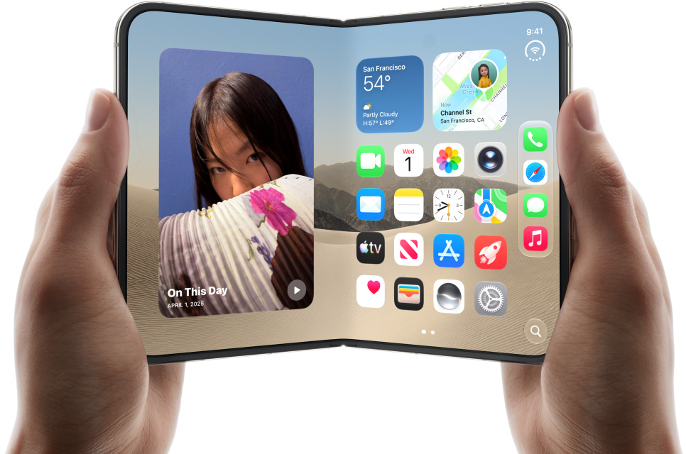 iPhone Duo açık hâlde, iki elde